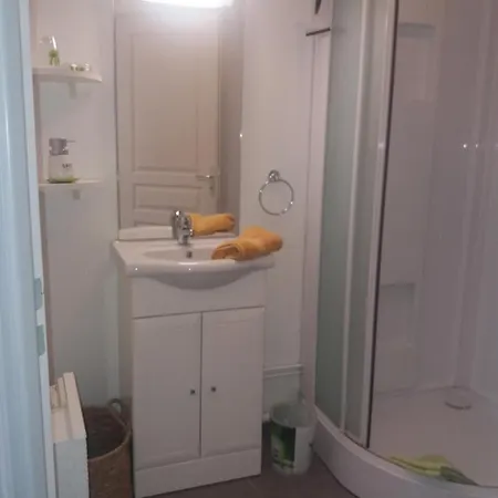 La Pause Sur Le Quai Maupassant A *