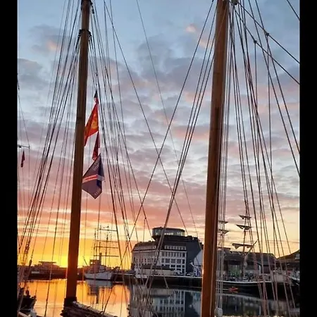 La Pause Sur Le Quai Maupassant A *