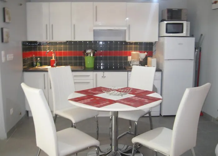 La Pause Sur Le Quai Maupassant à