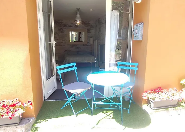 La Pause Sur Le Quai Maupassant à