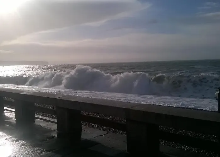 La Pause Sur Le Quai Maupassant à