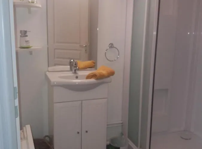 La Pause Sur Le Quai Maupassant à *