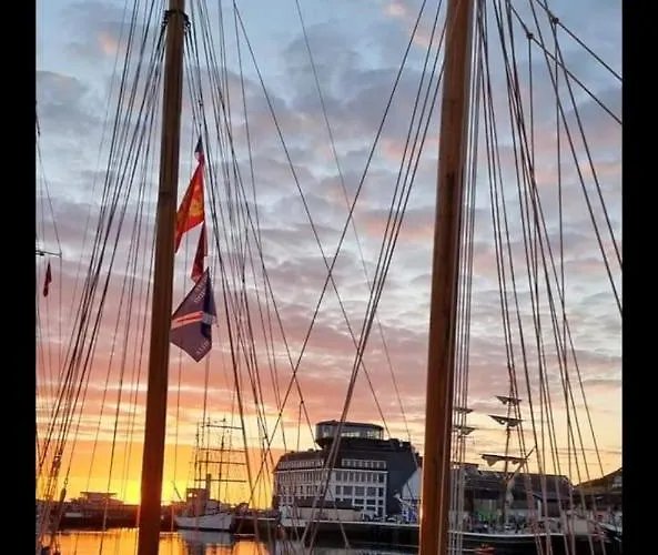 La Pause Sur Le Quai Maupassant à *